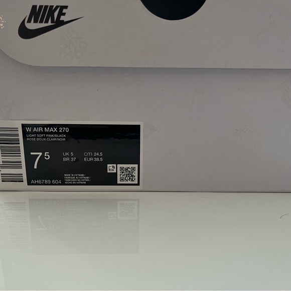 Nike Women's Air Max 270 - NWT - Picture 8 of 8